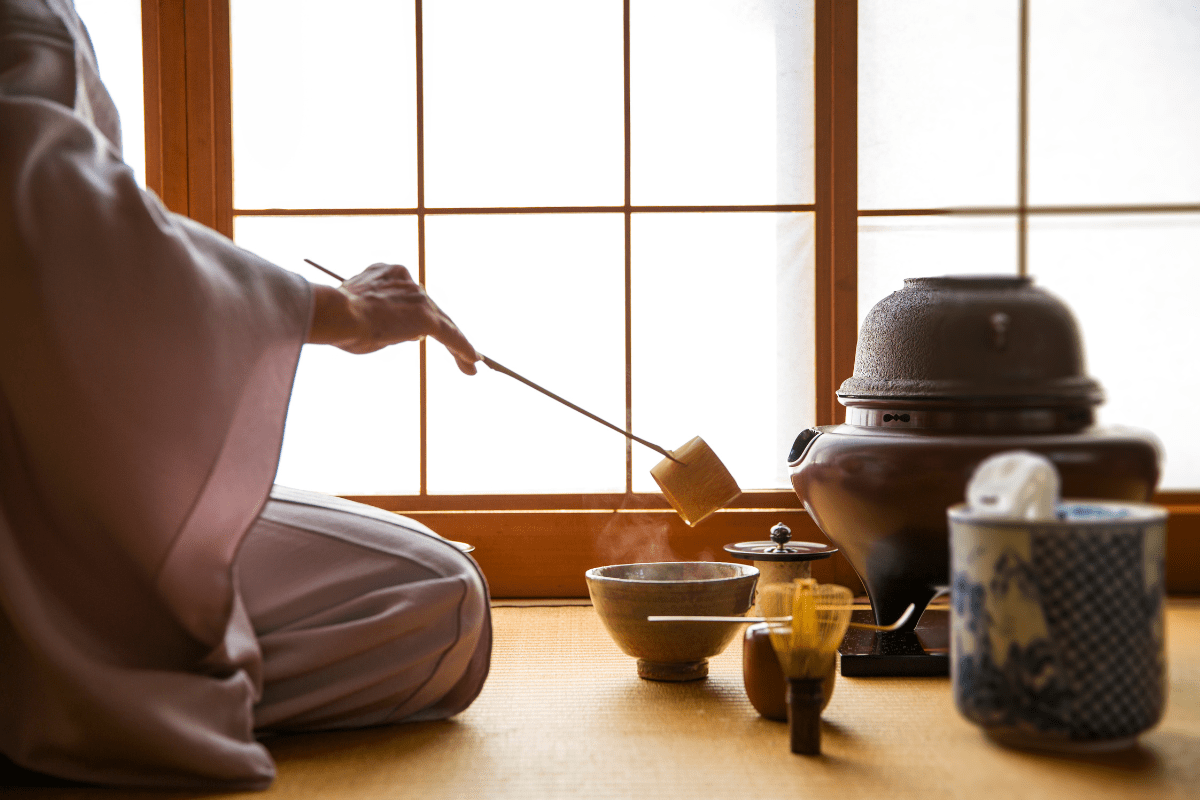 Poznaj Chanoyu: tradycyjną japońską ceremonię picia herbaty
