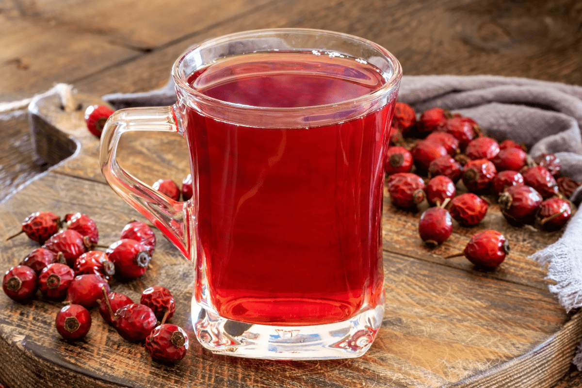 Dlaczego warto pić herbatkę z dzikiej róży? Poznaj jej właściwości!