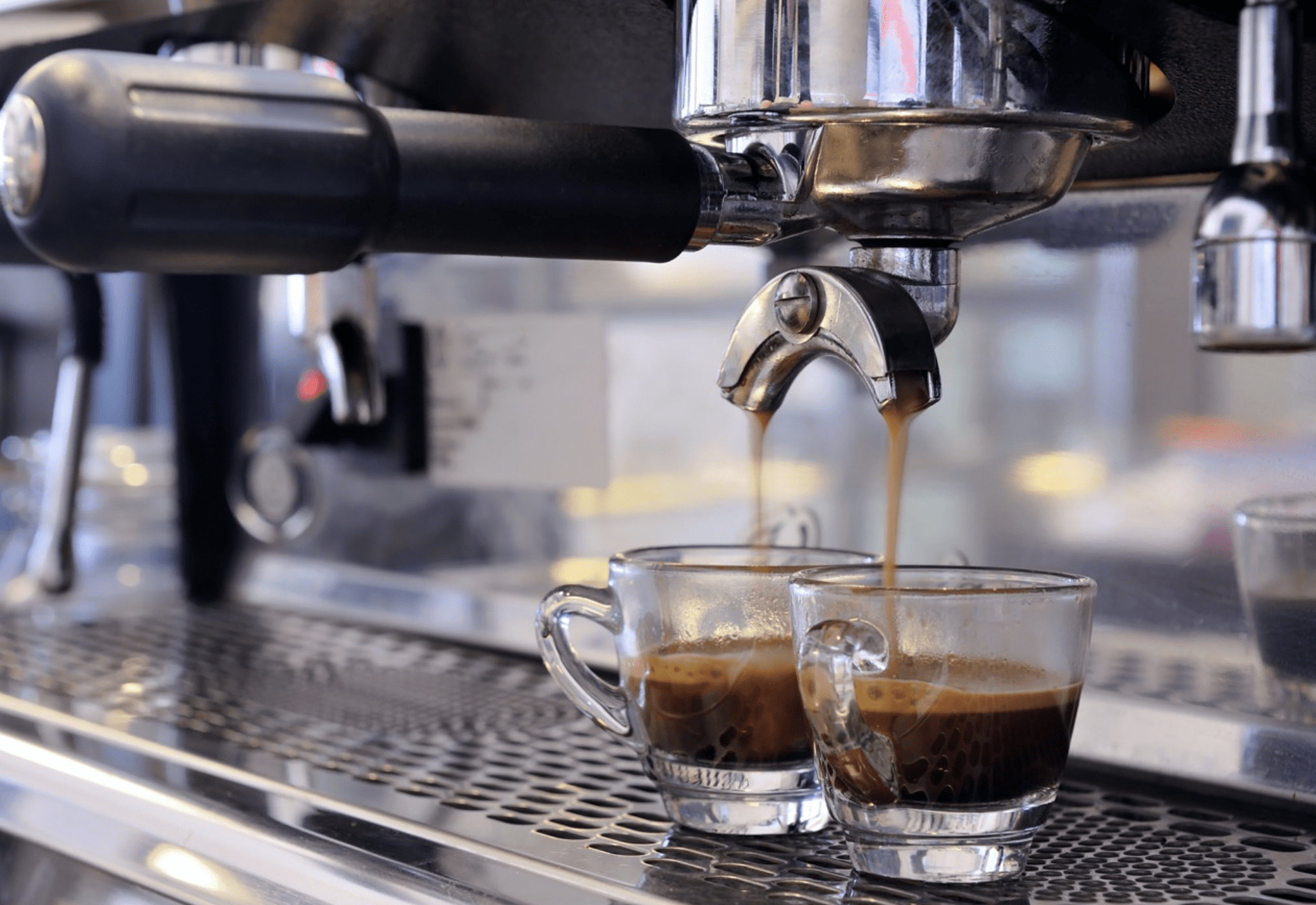 Jak wybrać idealną kawę do Twojego ekspresu? Przewodnik po świecie aromatów i metod parzenia