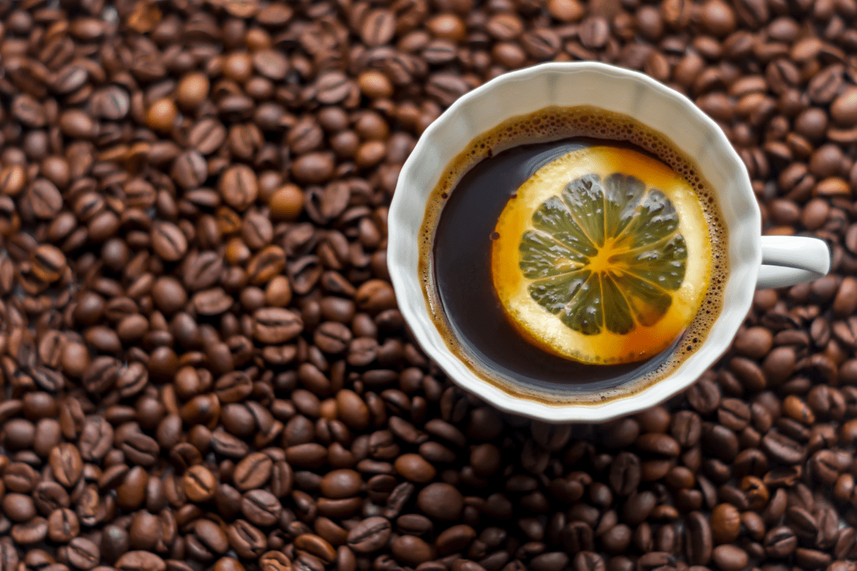 Kawa z cytryną na odchudzanie – sprawdź, czy to metoda dla Ciebie!