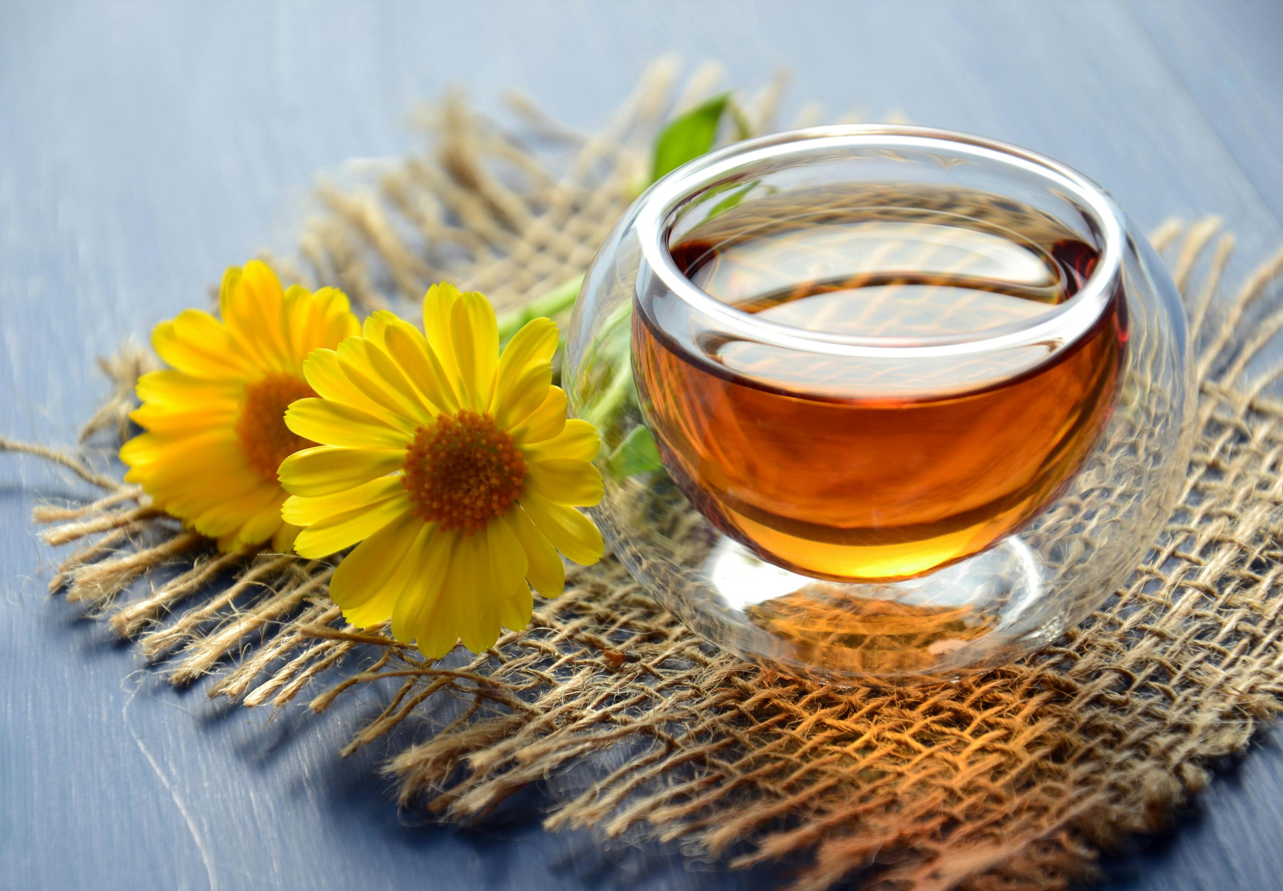 Korzyści herbaty konopnej: Naturalny pomocnik w walce z bólem, depresją i trawieniem